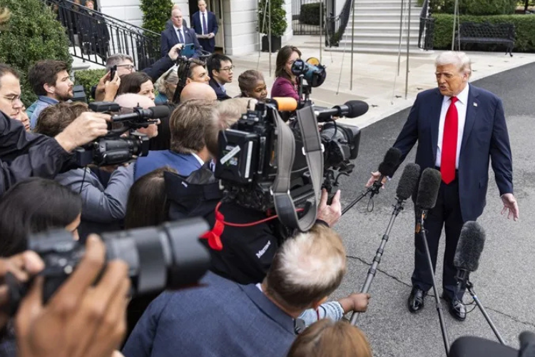 Los tres medios de comunicación vetados por Trump en la Casa Blanca le demandan