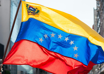 Venezolanos critican que Trump reciba a Delcy Rodríguez mientras los deporta en Florida