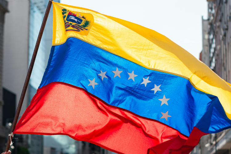 Venezolanos critican que Trump reciba a Delcy Rodríguez mientras los deporta en Florida