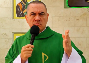 Sacerdote dice Congreso está «lleno de riferos» y cuestiona regulación de juegos de azar