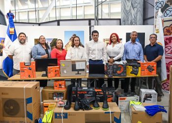 Ministro de Turismo David Collado entrega equipamiento a escuelas técnicas de Ciudad Colonial