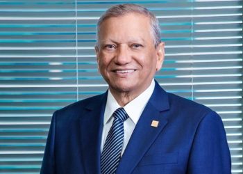 Doctor Leonardo Aguilera felicita a Marileidy Paulino por conquistar la final de la Diamond League 2026
