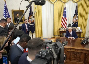 Principales cadenas de EE. UU. suspenden cobertura conjunta de Trump tras veto a medios