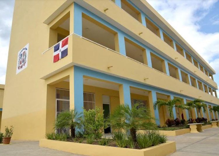 Creole, inglés y francés serían obligatorios en escuelas públicas y privadas de RD