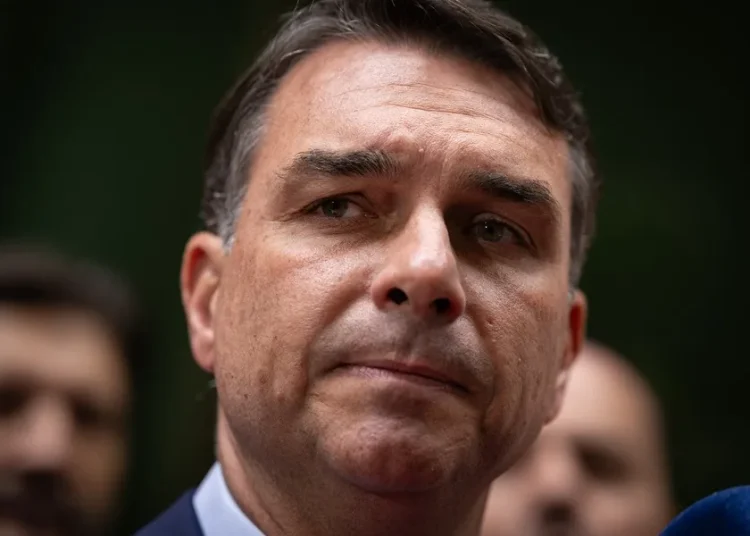 Flávio Bolsonaro vuelve a recortar distancias con Lula, según un nuevo sondeo