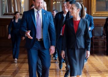 Sheinbaum sale de Palacio Nacional y camina hacia la Suprema Corte entre muestras de apoyo