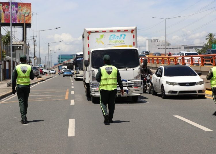 INTRANT y DIGESETT fiscalizan 41 vehículos pesados por circular en carril izquierdo