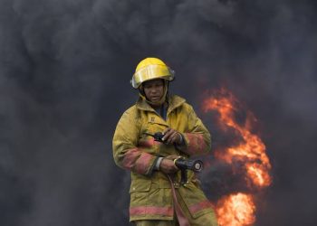 Incendio frente a la UASD destruye edificio y afecta a varias familias