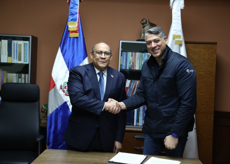 MESCyT y Arajet impulsarán formación de profesionales para expansión de la industria aeronáutica