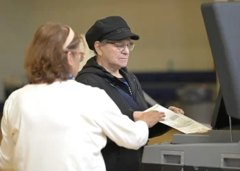El Gobierno de Trump pide por tercera vez al Supremo restringir el voto por correo