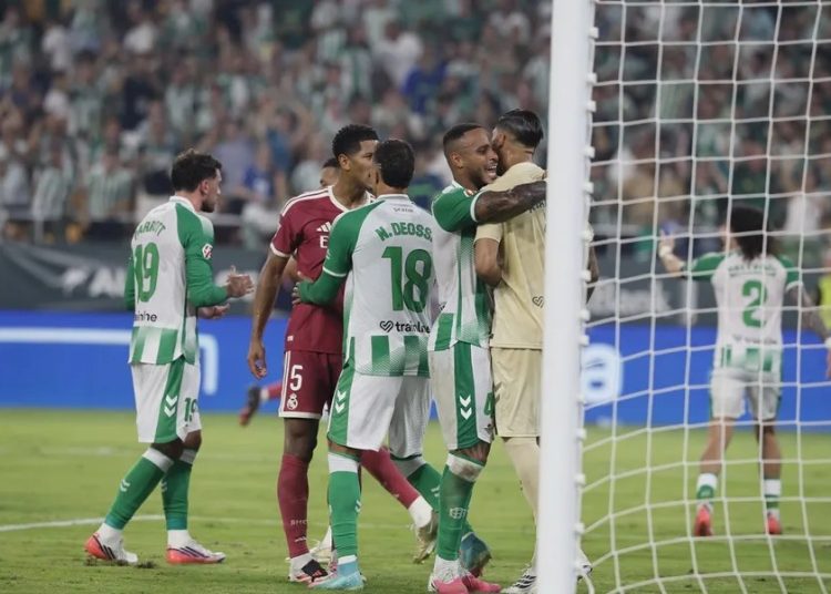 El Real Betis vence al Real Madrid con Parrott y Valles como figuras