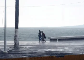 Nueva depresión tropical amenaza el sur de México mientras avanza huracán Polo al noroeste