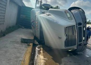 Patana volcada afecta tránsito en la Kennedy; Digesett retira carga y escombros