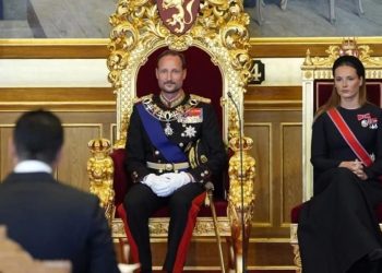 El rey Haakon VIII jura la Constitución ante el Parlamento noruego