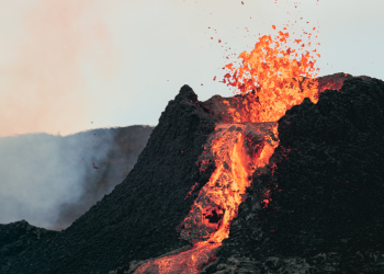 Volcán Anak Krakatoa registra erupción de 25 horas y obliga a cancelar vuelos en Indonesia