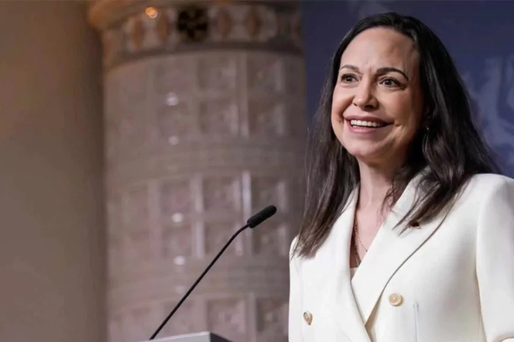 Hija de María Corina Machado recoge en Nueva York premio al liderazgo concedido a su madre