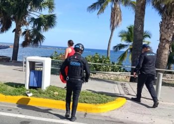 DICRIM investiga denuncia por sustracción de mochila a pareja de ambientalistas checos en el Malecón
