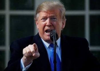 Trump regaló 135.000 dólares en efectivo a tres de sus asistentes en la Casa Blanca