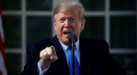 Trump regaló 135.000 dólares en efectivo a tres de sus asistentes en la Casa Blanca