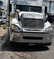 Vuelco de patana cargada de varillas causa fuerte congestión en Expreso V Centenario