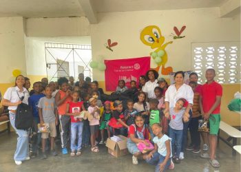 Club Rotaract San Cristóbal lleva alegría y útiles escolares a niños de La Suiza