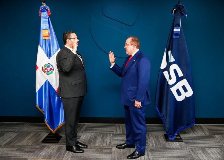 Magín Díaz juramenta a Enmanuel Cedeño Brea como nuevo superintendente de Bancos