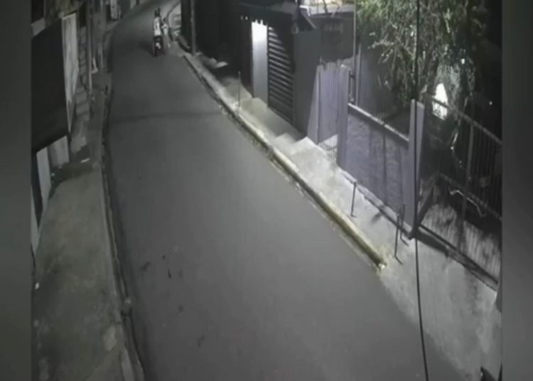 Cámaras de seguridad captan atraco armado a una pareja en presencia de un menor de 5 años en SDO