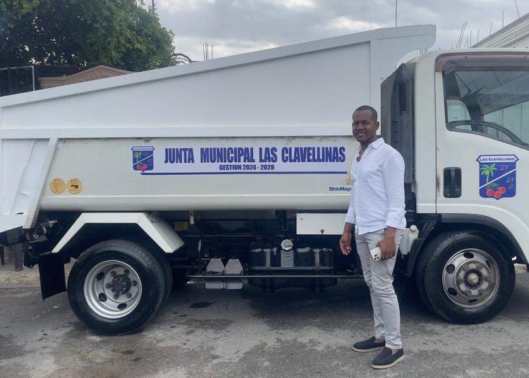 Distrito Municipal Las Clavellinas celebra la llegada de dos camiones recolectores de basura