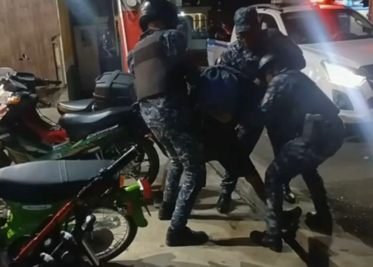 Denuncian presunta agresión policial durante apresamiento de un ciudadano en Jarabacoa