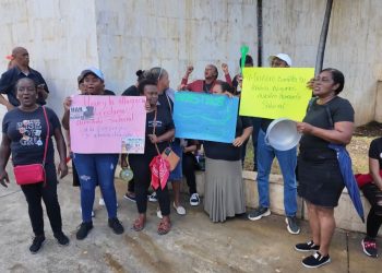 Conserjes y personal de apoyo advierten paralizarán labores en escuelas en reclamo de aumento salarial