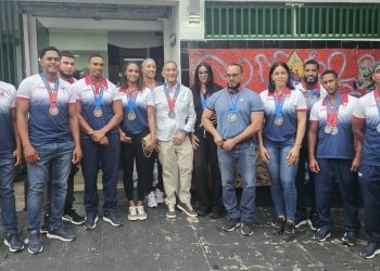 Dental Plamed reconoce a 10 atletas de Monseñor Nouel con arreglo bucal completo