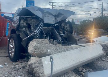 Accidente Santiago: yipeta derriba dos postes eléctricos y provoca explosiones en la avenida Estrella Sadhalá