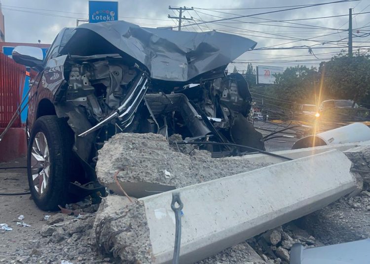 Accidente Santiago: yipeta derriba dos postes eléctricos y provoca explosiones en la avenida Estrella Sadhalá