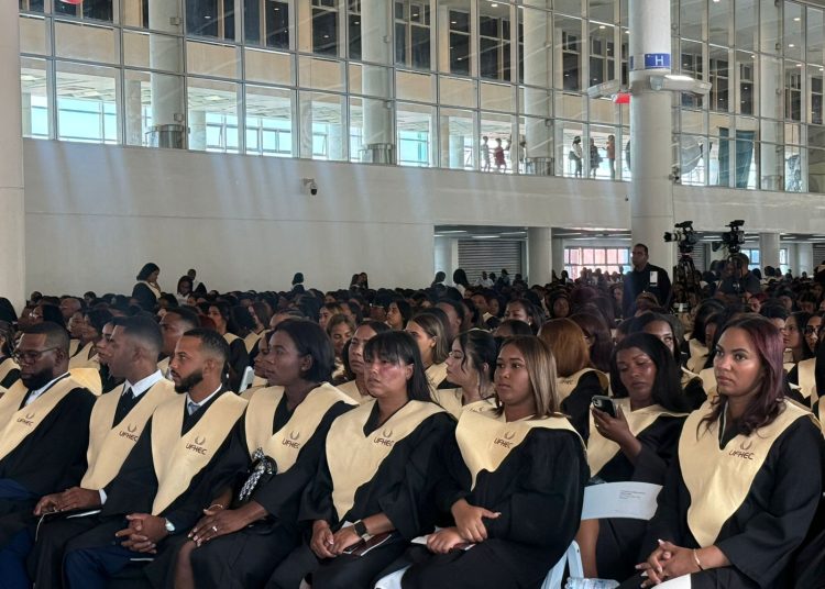 UFHEC gradúa 1,747 nuevos profesionales y los exhorta a ejercer con ética y compromiso social