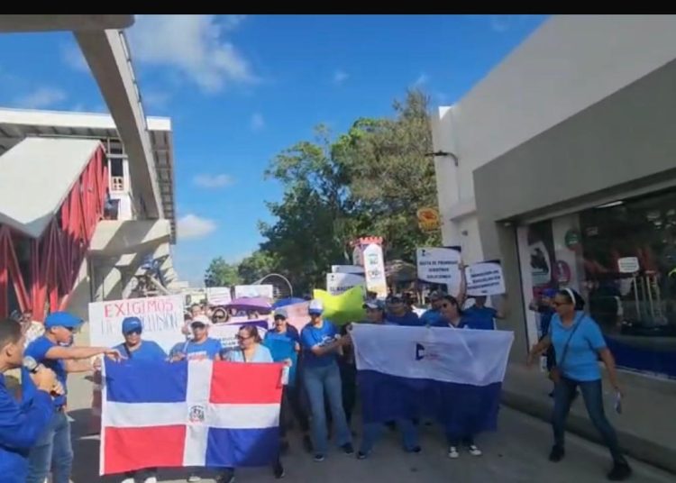 ADP amenaza con paros escalonados por escuelas sin terminar en Santiago