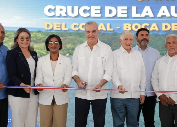 Abinader inaugura carretera de Boca de Chavón tras 25 años de espera