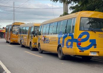 Conductor bloquea por más de 25 minutos autobús escolar con 18 estudiantes a bordo en Bayaguana