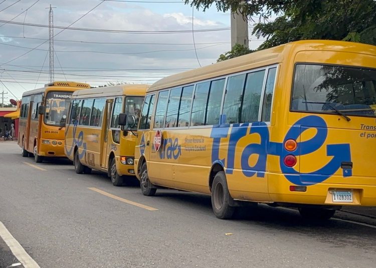 Conductor bloquea por más de 25 minutos autobús escolar con 18 estudiantes a bordo en Bayaguana