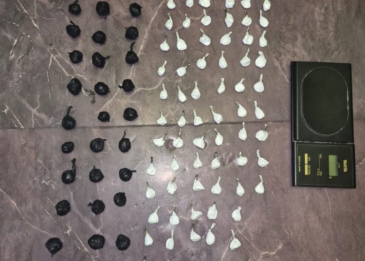 Policía Nacional ocupa presuntas sustancias narcóticas durante operativo preventivo en La Vega