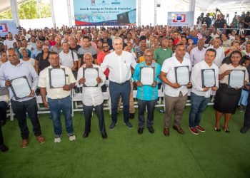 Abinader entrega 1,750 títulos de propiedad en Los Alcarrizos