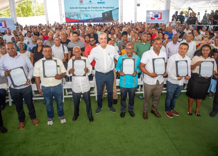 Abinader entrega 1,750 títulos de propiedad en Los Alcarrizos