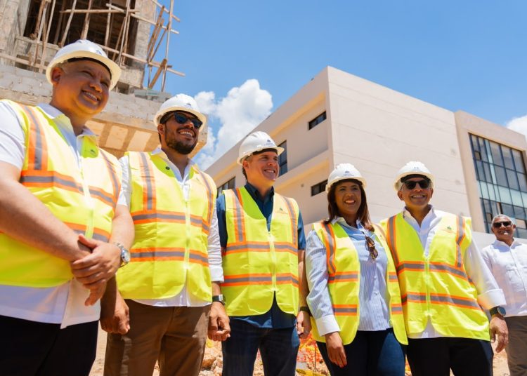 Ministro Rodríguez supervisa avances del Centro Universitario UASD Santo Domingo Este, con 60 % de ejecución