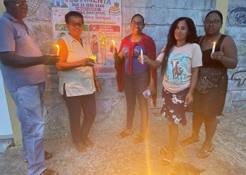ADP se une a encendido de velas en Villa Riva en demanda de reivindicaciones