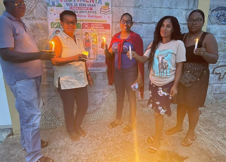 ADP se une a encendido de velas en Villa Riva en demanda de reivindicaciones