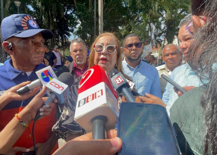 Rosa Santos: “No vamos a poner en riesgo la vida de los niños” y revela graves fallas en escuela de Santiago