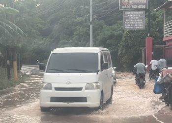 Lluvias complican el tránsito en el sector La Ceiba de Las Terrenas