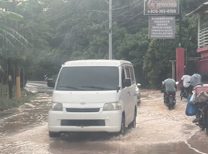 Lluvias complican el tránsito en el sector La Ceiba de Las Terrenas