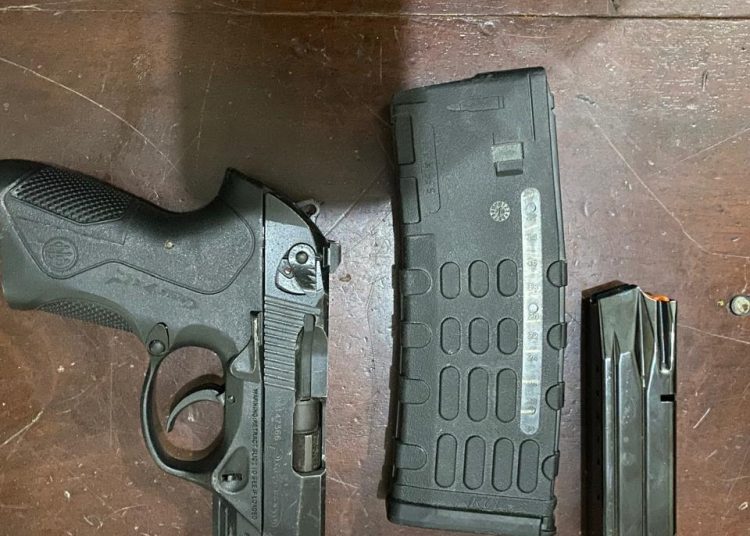 Tiroteo entre bandas rivales desata alarma en Moca; Policía apresa a dos presuntos participantes