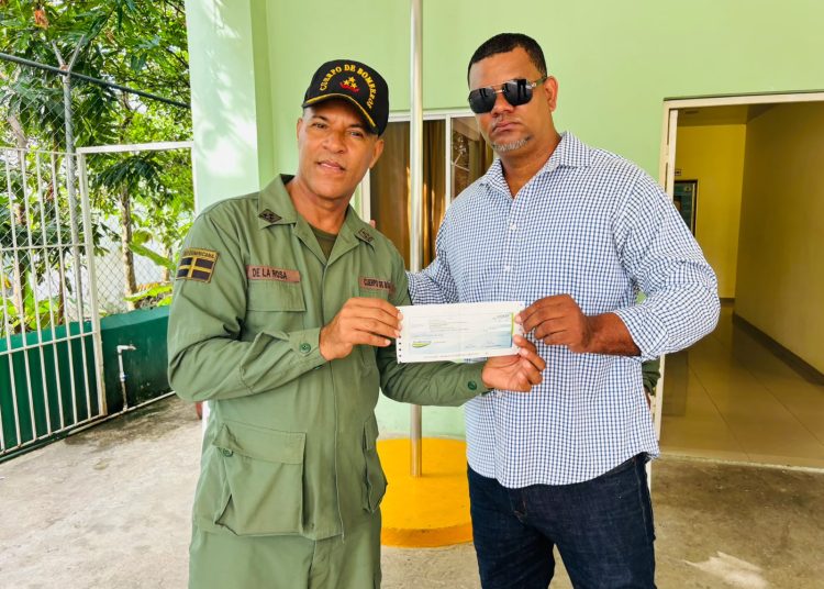 Alcalde de Bayaguana entrega RD$500 mil para techado del Cuerpo de Bomberos