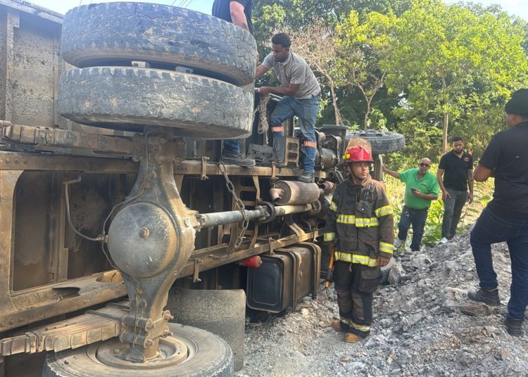 Conductor resulta herido tras volcarse camión en tramo carretero Jarabacoa–La Vega